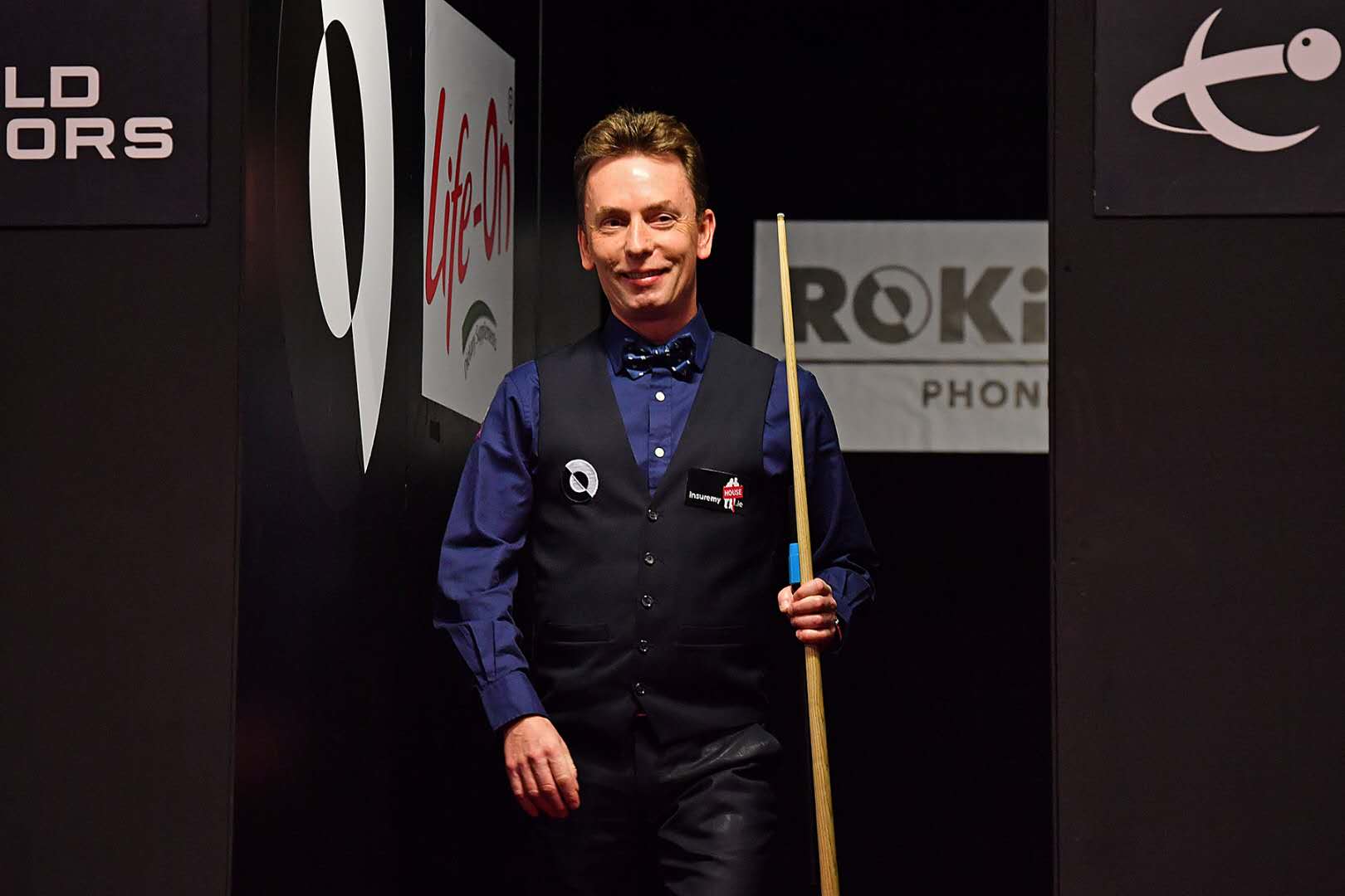 球迷翘首以 球迷翘首以