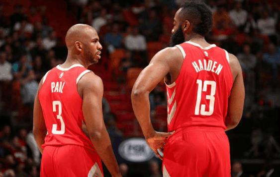 球迷拭目以 球迷拭目以