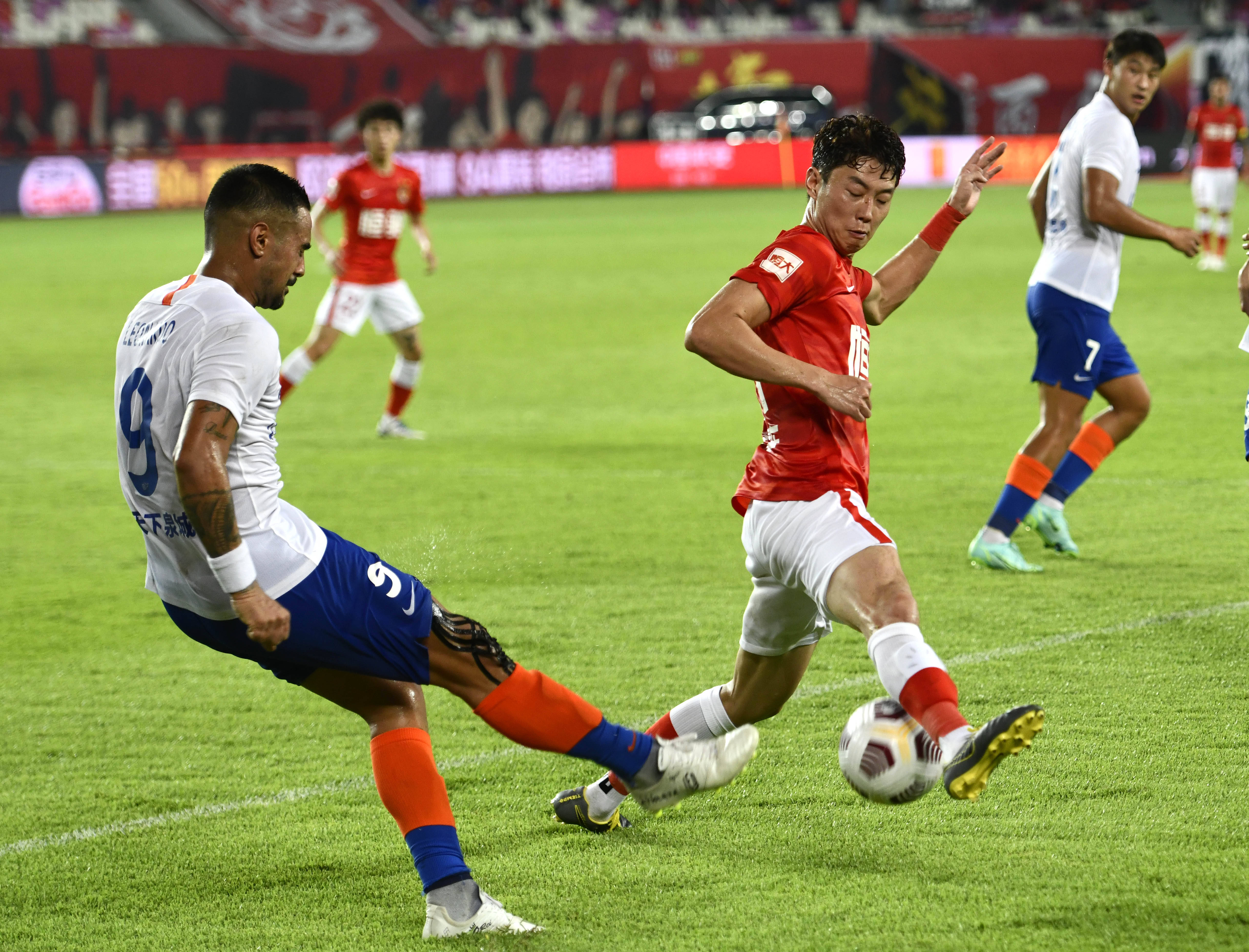 中场出球稳 中场出球稳